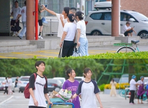 首批新生报到！这学校好大……