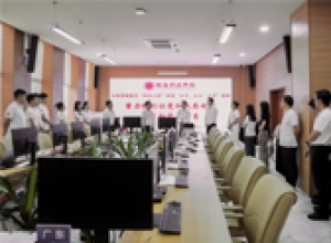  党委书记、理事长廖立国到招生录取现场看望暑期留校工作人员
